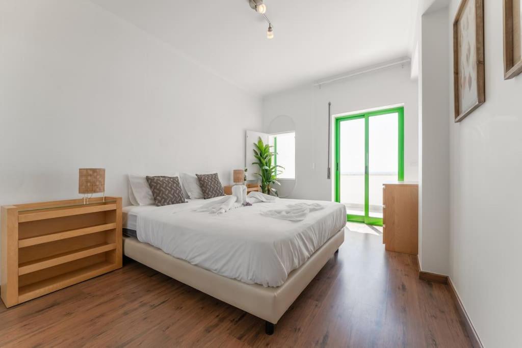 Sunset Terrace - Beachfront Apartment With Private Parking ナザレ エクステリア 写真